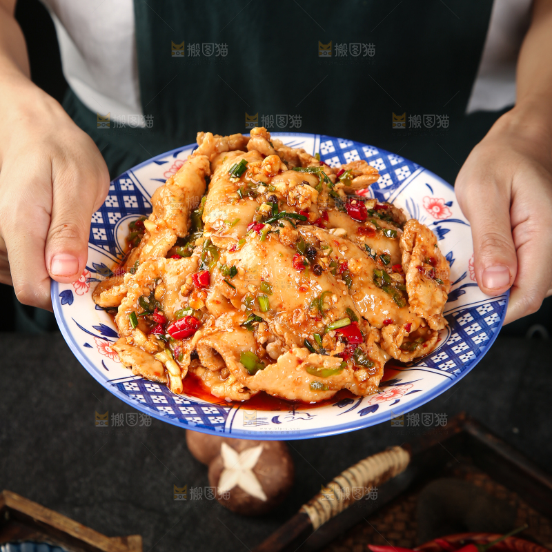 手里端着一盘水煮肉片