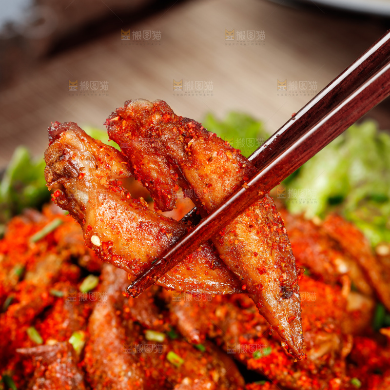 筷子上夹着香酥鸡翅尖