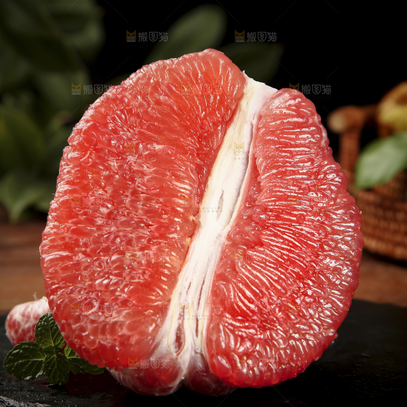 黑底上的红心蜜柚果肉