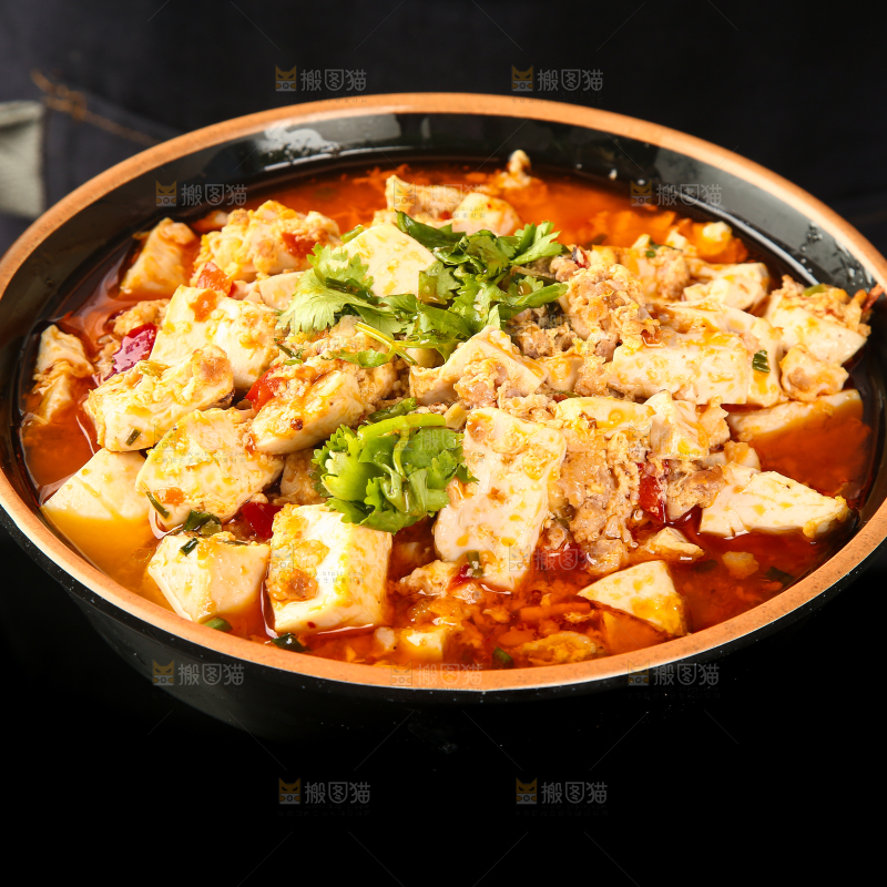 手里端着肉沫豆腐