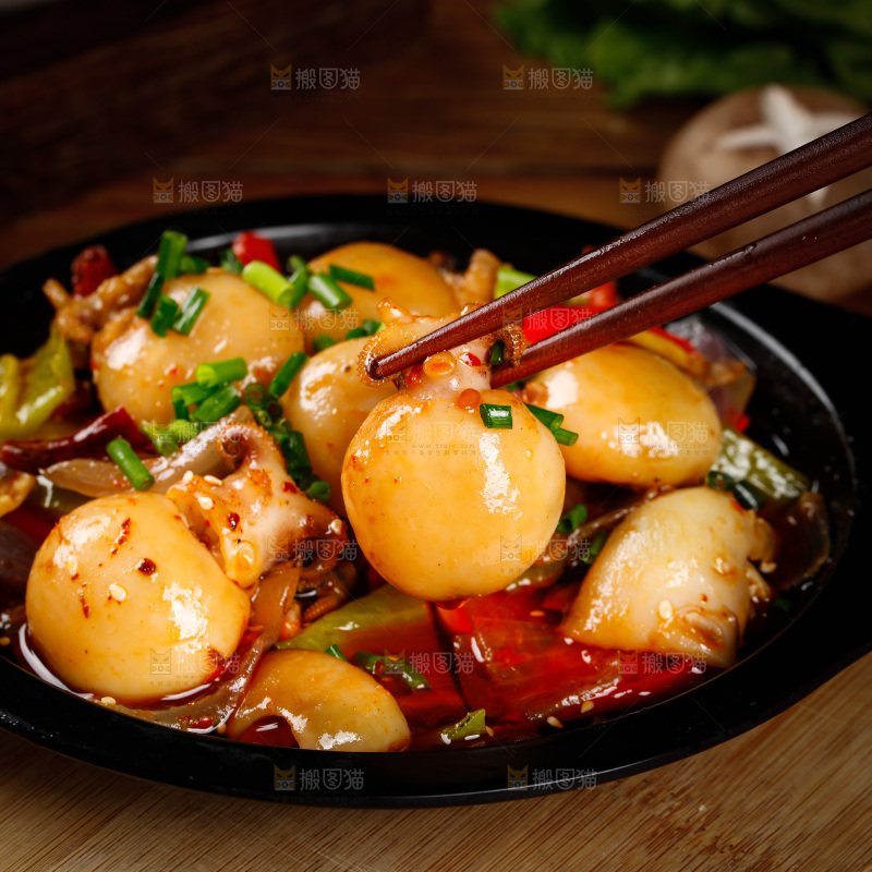 筷子上夹着墨鱼仔
