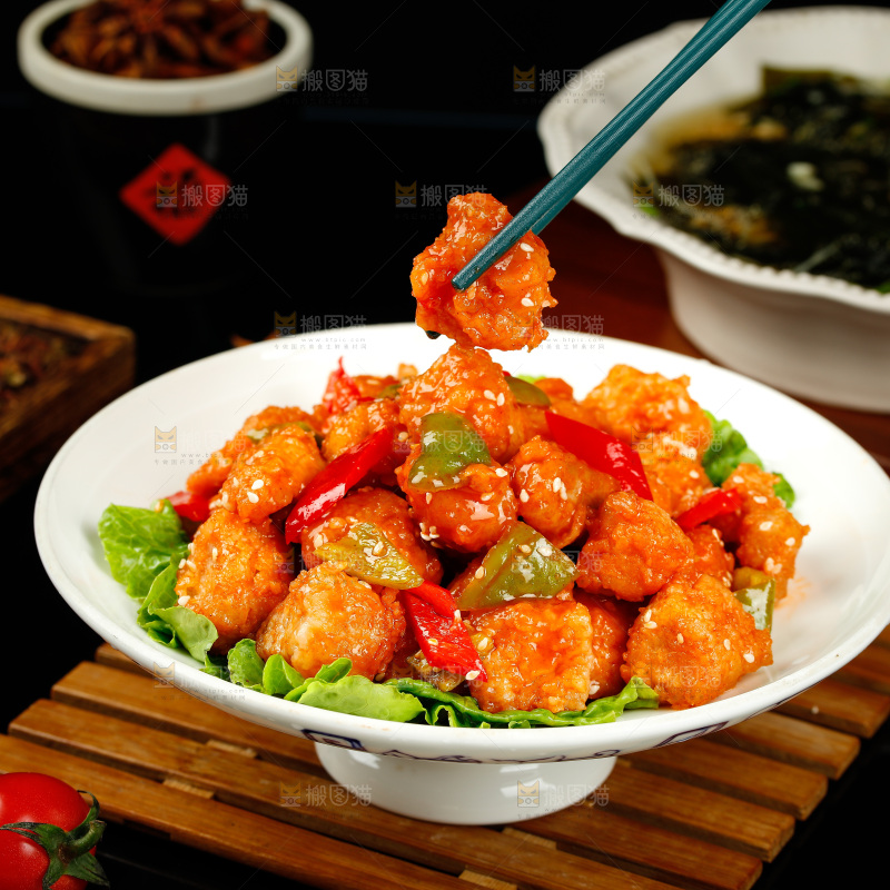 筷子上夹着糖醋咕噜肉