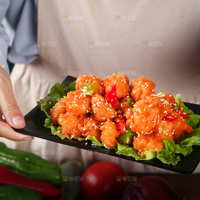 手里端着一盘糖醋咕噜肉