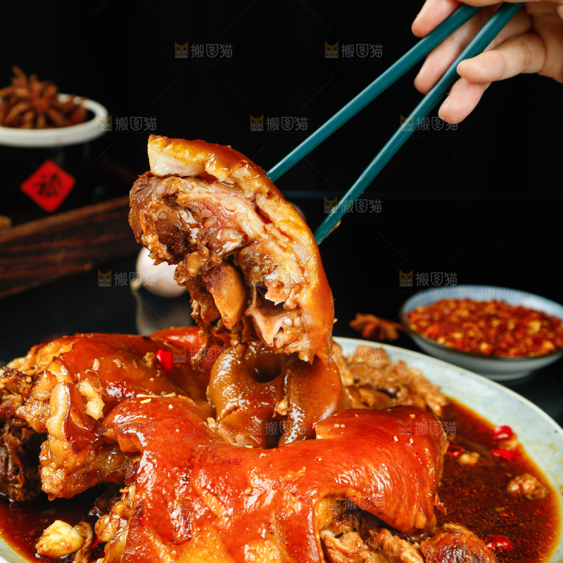 筷子上夹着猪头肉