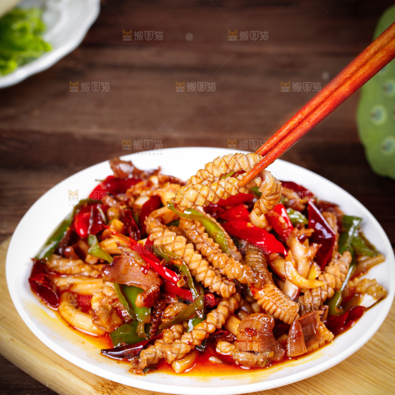 筷子上夹着辣椒炒鱿鱼
