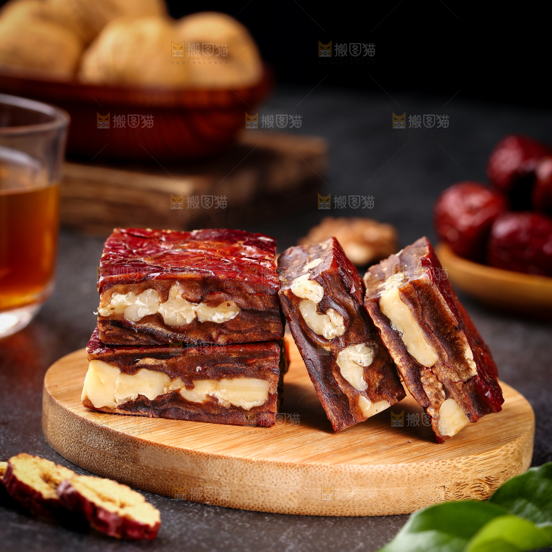木板上摆放着新疆枣仁派
