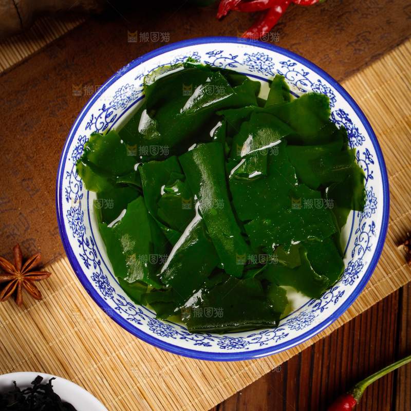 碗里泡着裙带菜