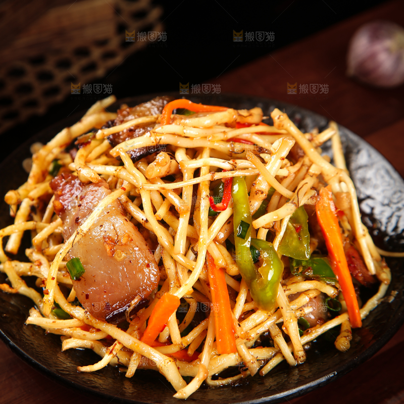 木板上放着鱼腥草炒腊肉