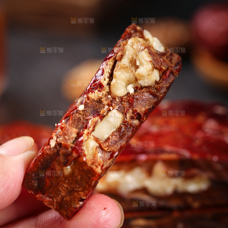 手里拿着红枣夹心派