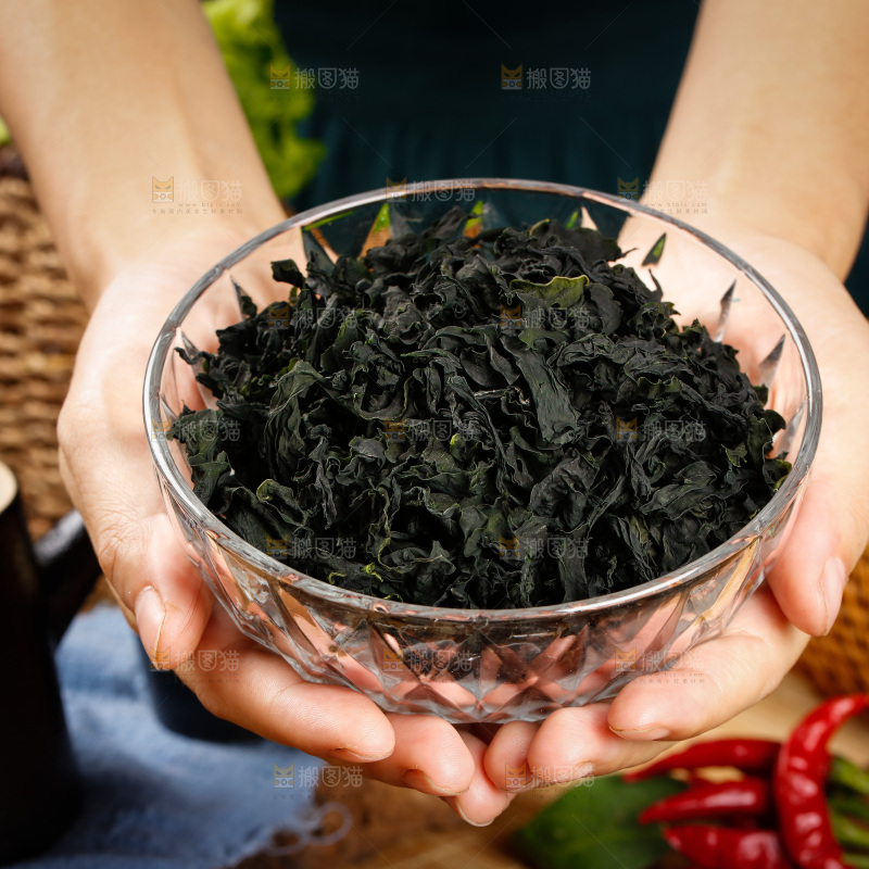 手里端着一碗无梗裙带菜