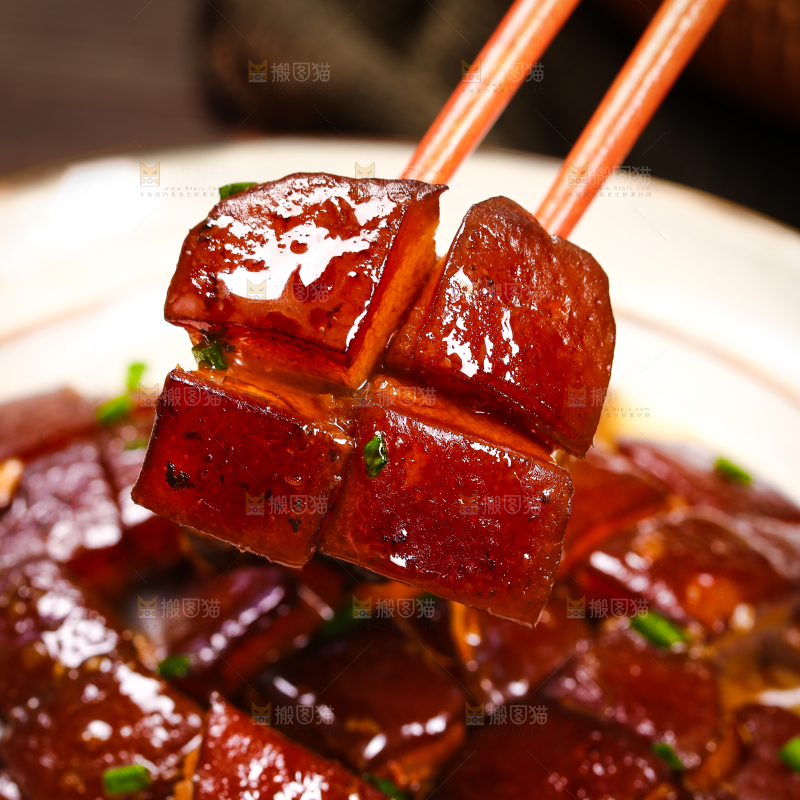 筷子上夹着红烧肉