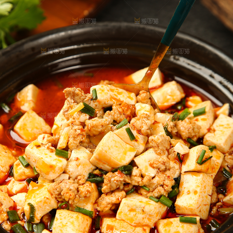 勺子上舀着肉沫豆腐