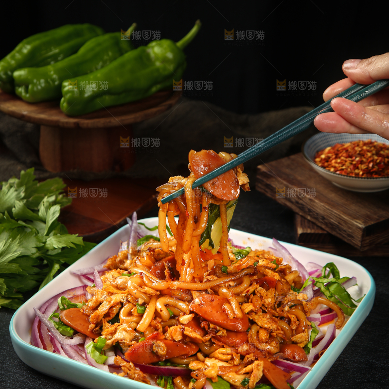 筷子上夹着土豆粉