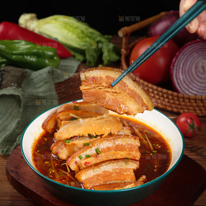 筷子上夹着五花肉