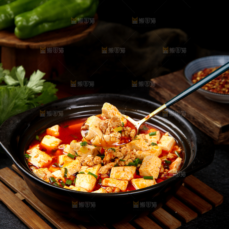 勺子上舀着肉沫豆腐