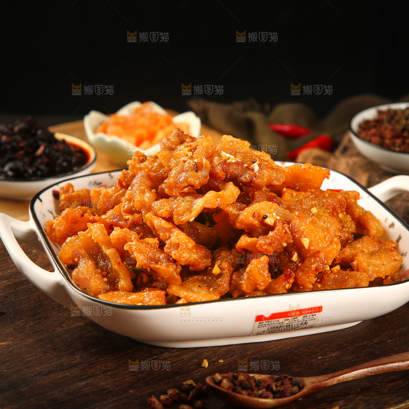 案板上摆放着一盘酥肉