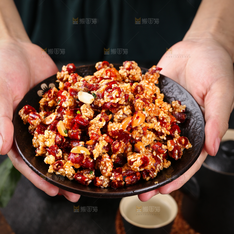 手里端着一盘炸辣椒