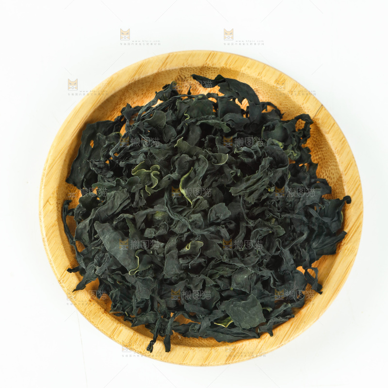 白底上放着一盘干裙带菜
