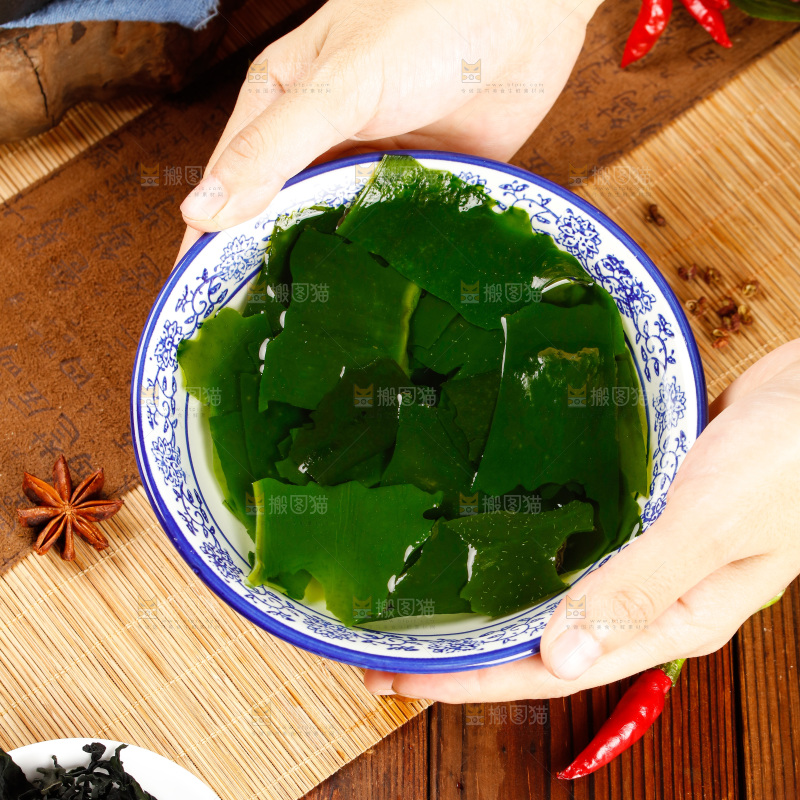 手里端着一碗无梗裙带菜