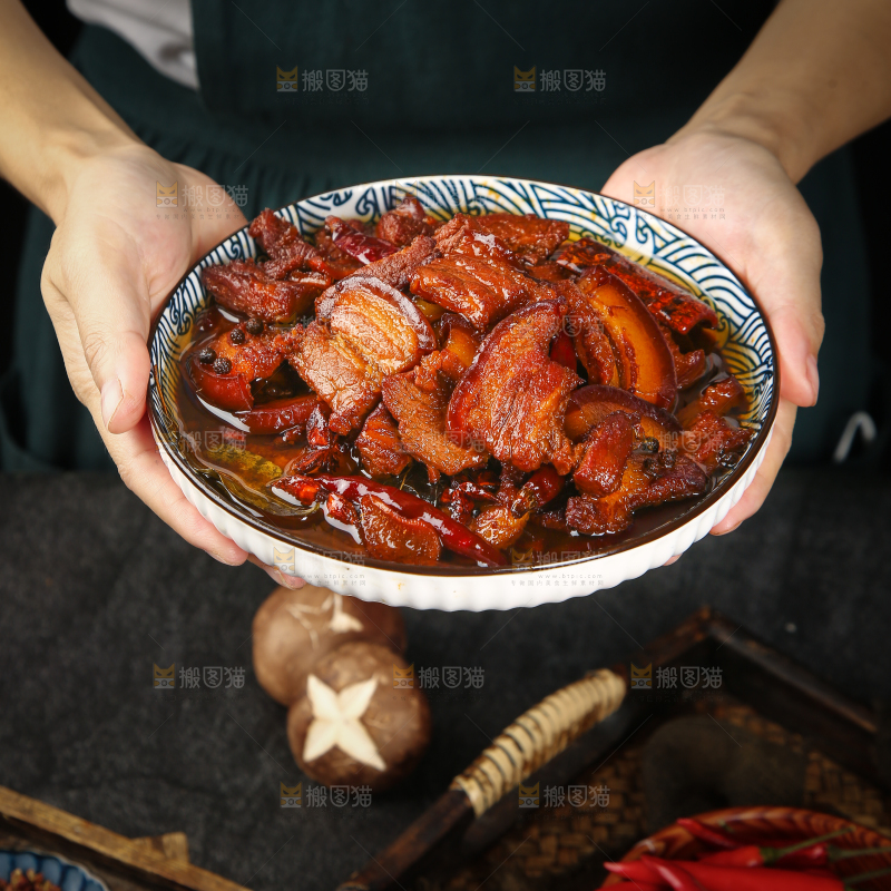 手里端着一盘把子肉