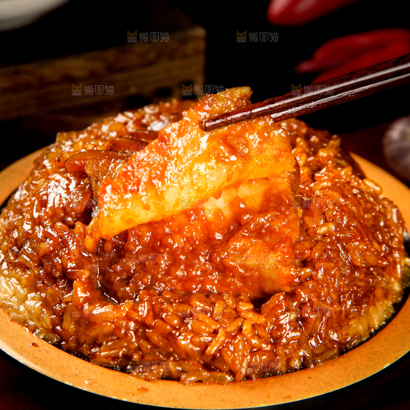 一盘烧白扣肉和筷子上夹着肉