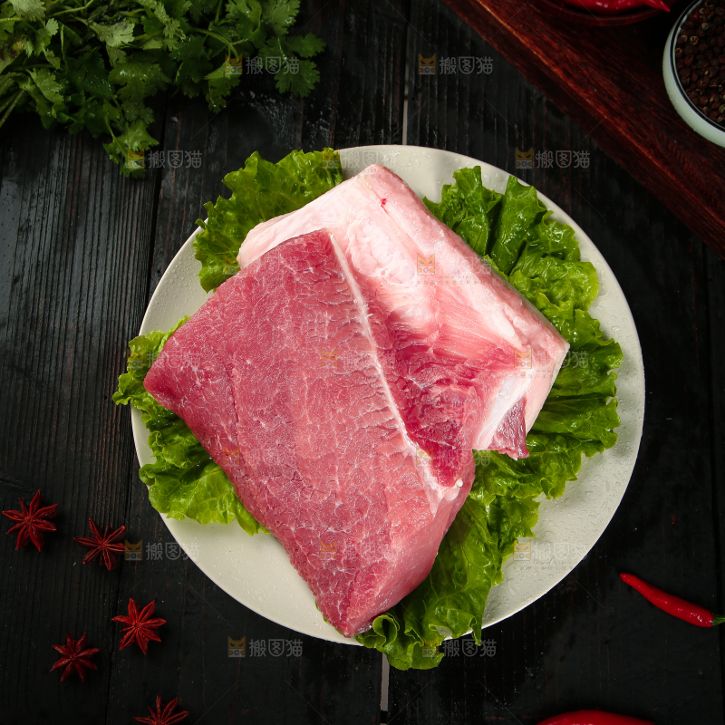 黑底上放着一盘猪肉