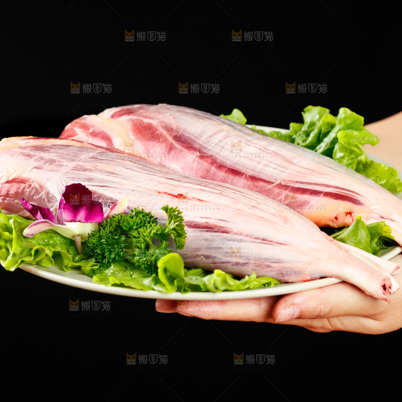 手里端着一盘牛腱子肉