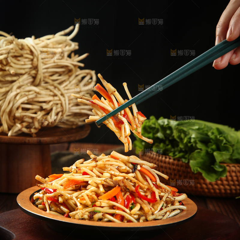 筷子上夹着凉拌鱼腥草