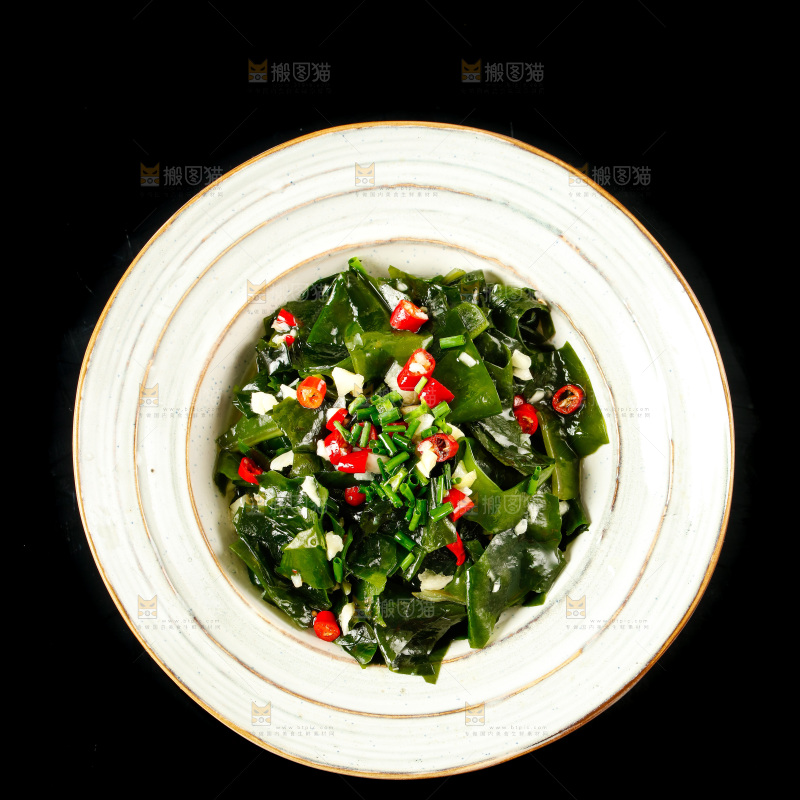 黑底上放着一盘凉拌裙带菜