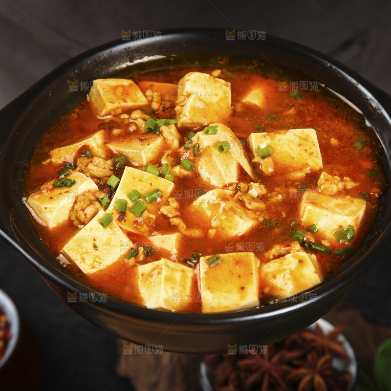 手里端着肉沫豆腐