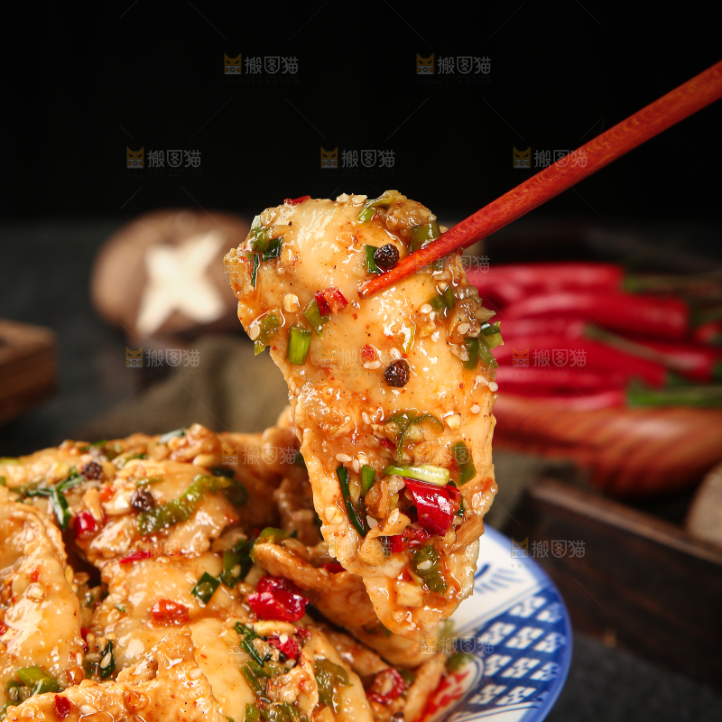 筷子上夹着水煮肉片