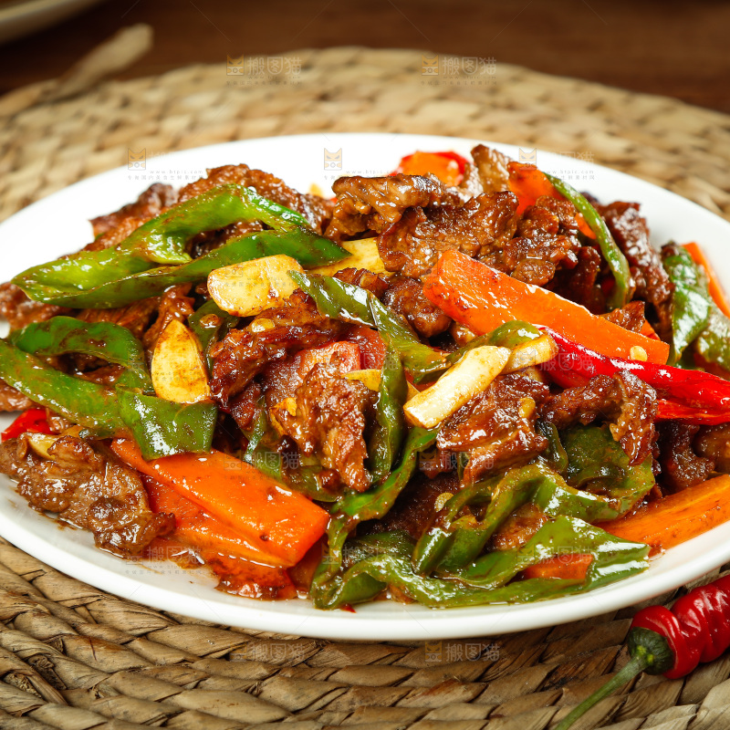 垫子上摆放着一盘青椒炒牛肉