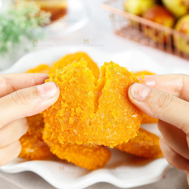 手里拿着南瓜饼