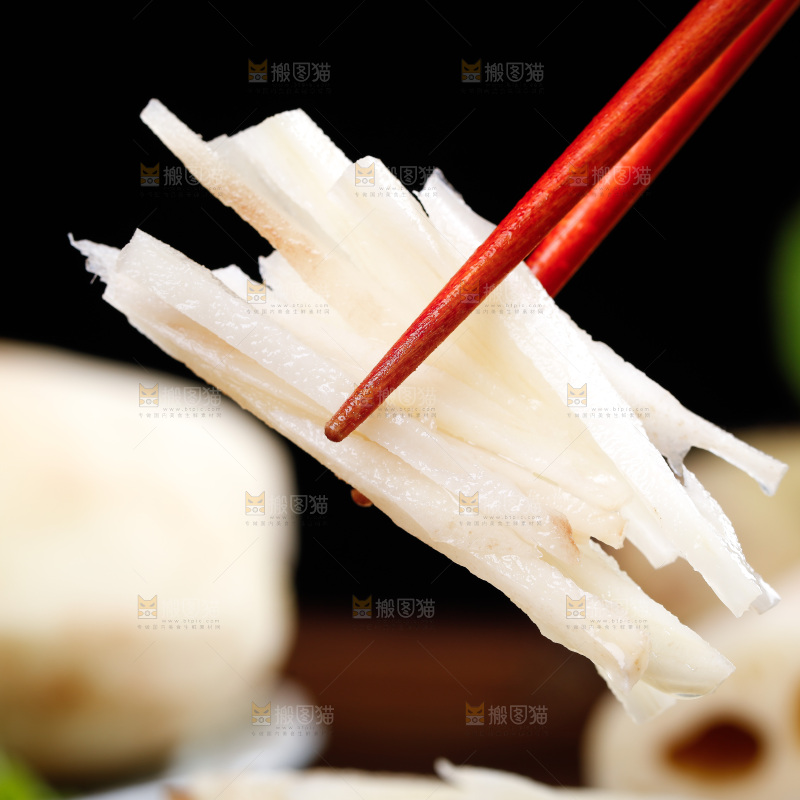 筷子上夹着藕丝