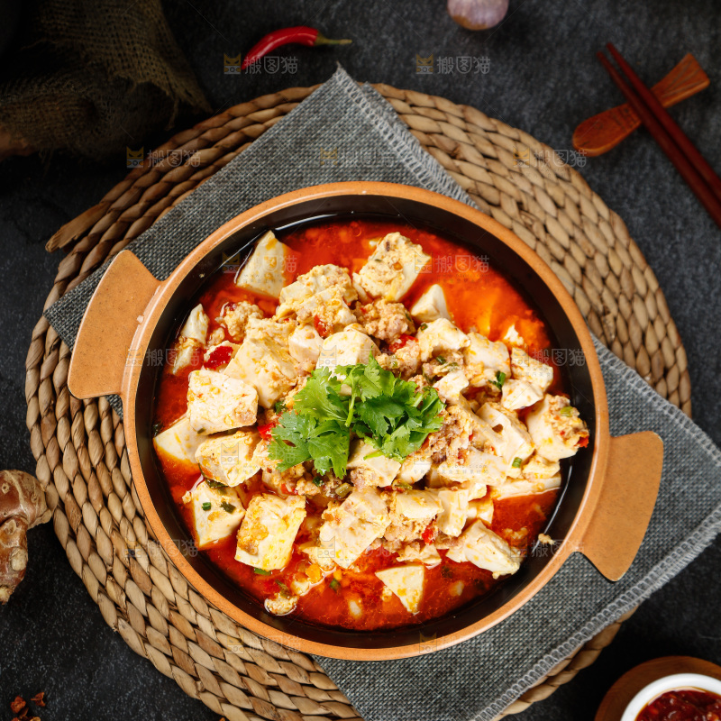 俯拍一盘肉沫烧豆腐