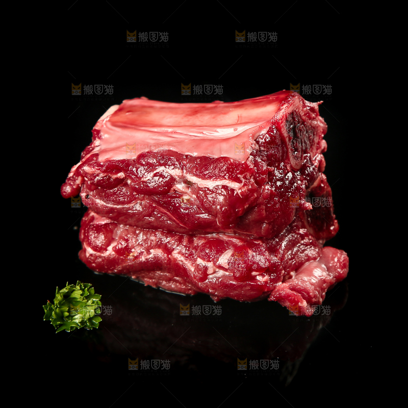 黑底上的黄牛排