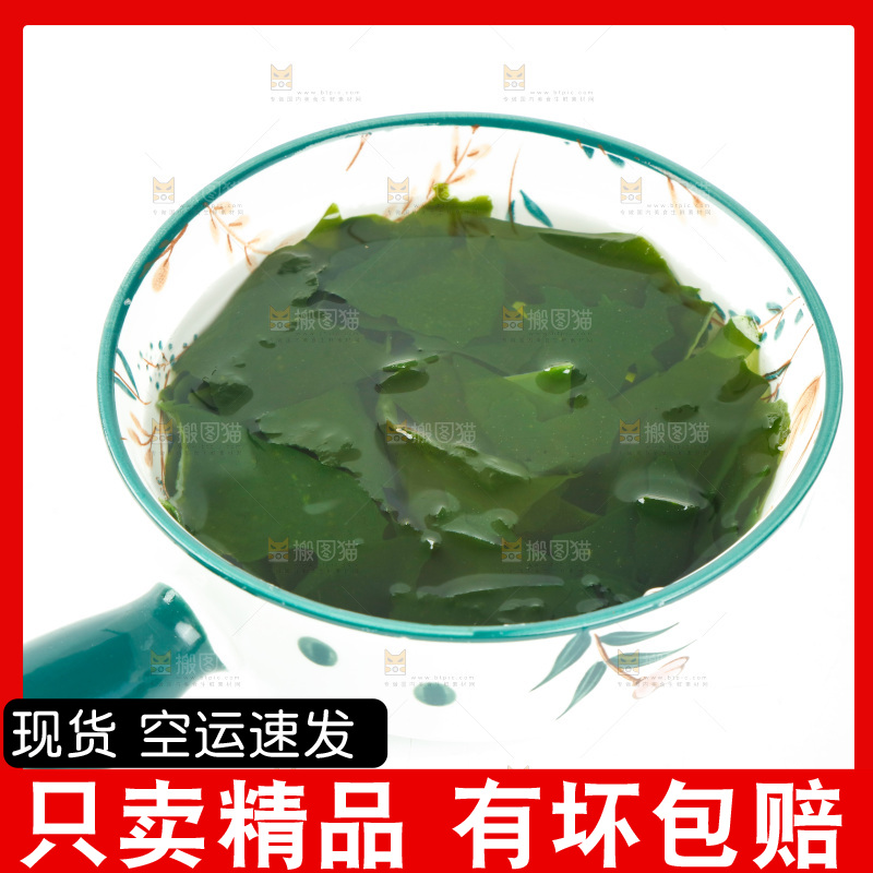 碗里泡着裙带菜