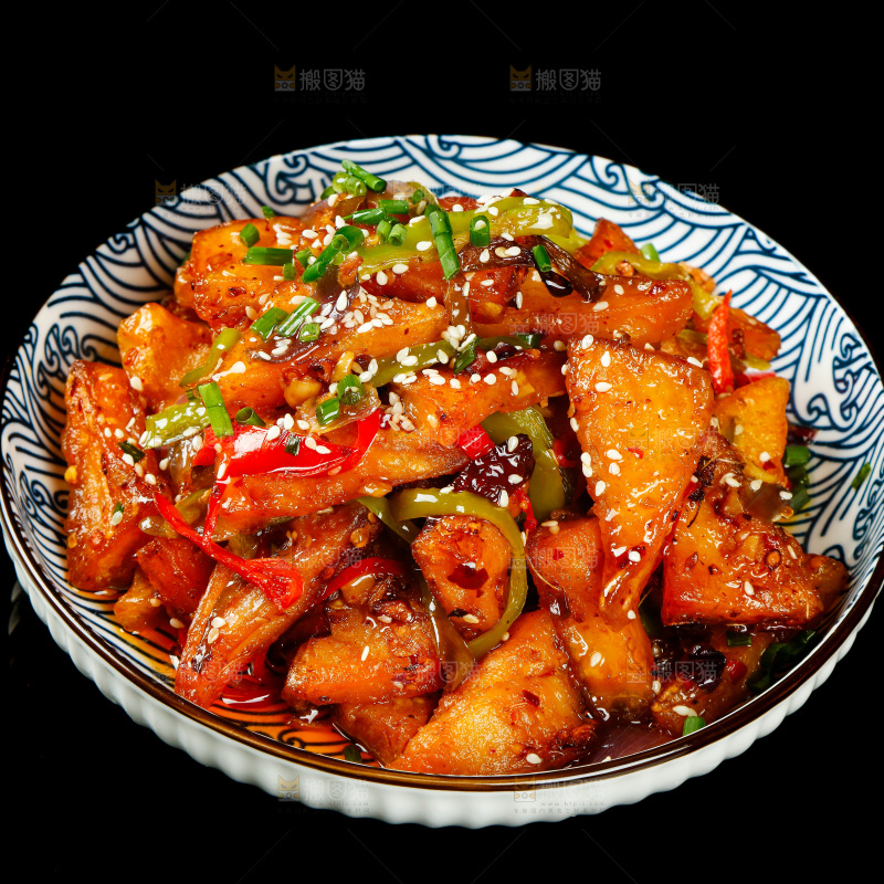 黑底上放着一盘红烧米豆腐
