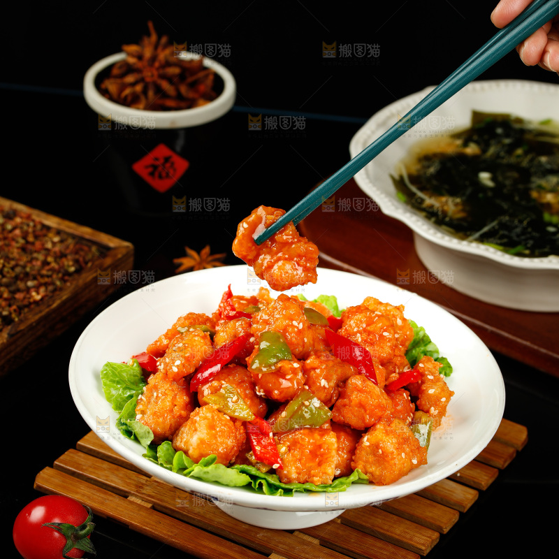 筷子上夹着糖醋咕咾肉