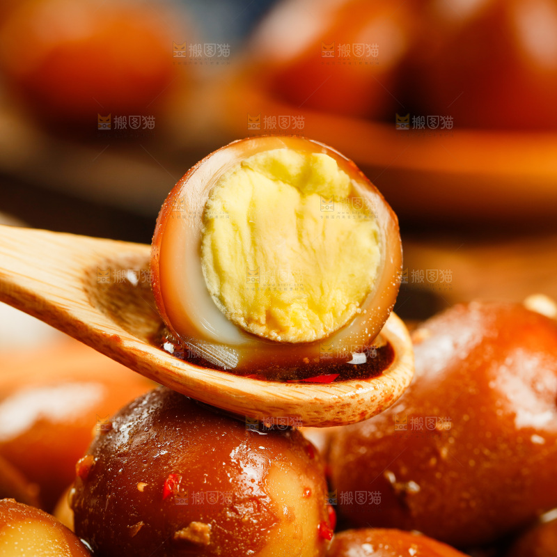 勺子上舀着卤鹌鹑蛋