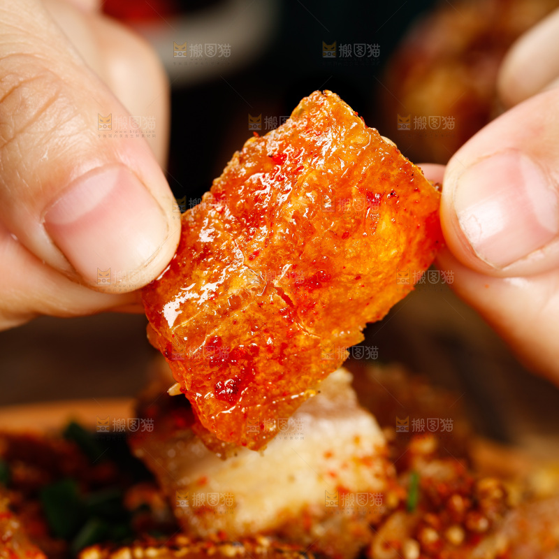 手里拿着烤五花肉