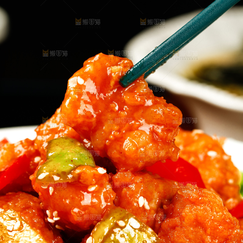 筷子上夹着糖醋咕噜肉