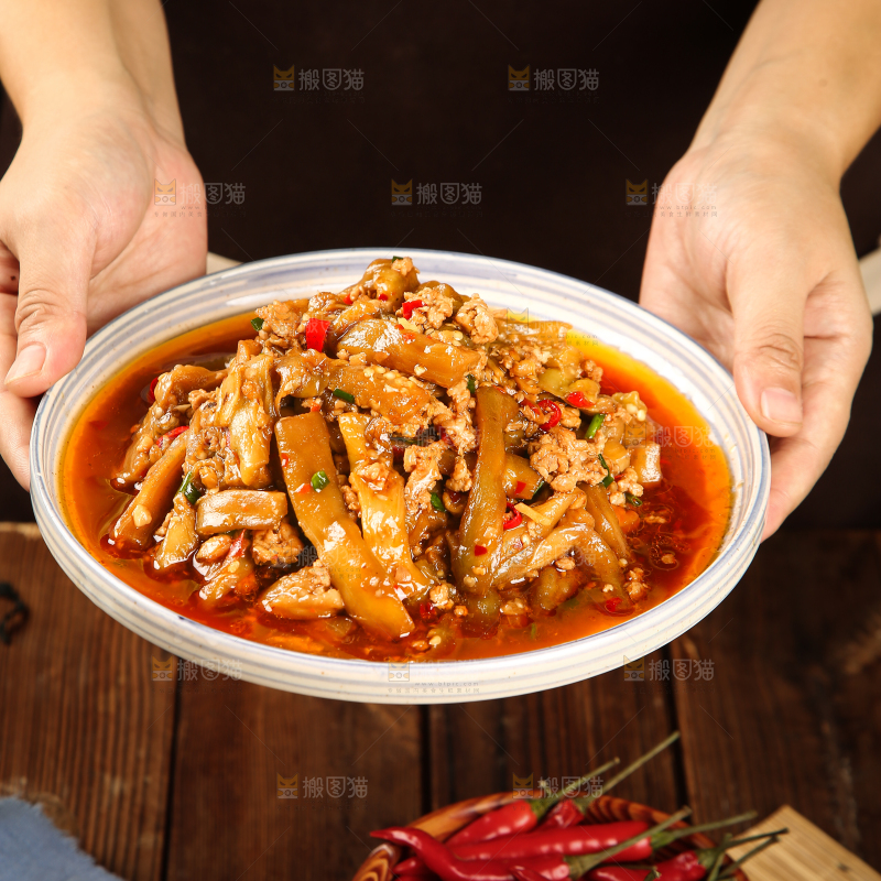 手里端着一盘肉沫烧茄子