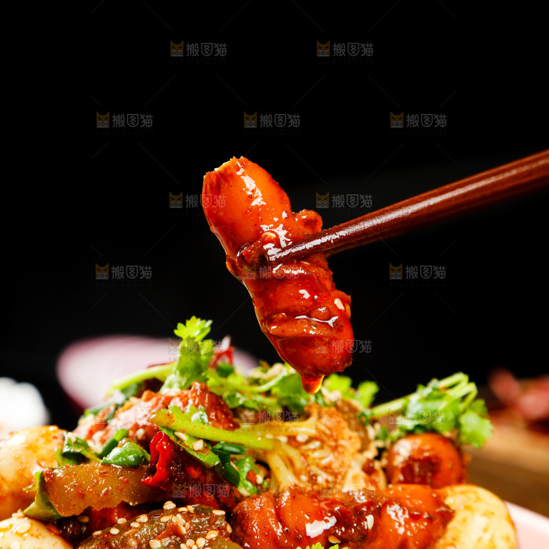 筷子上夹着火腿肠