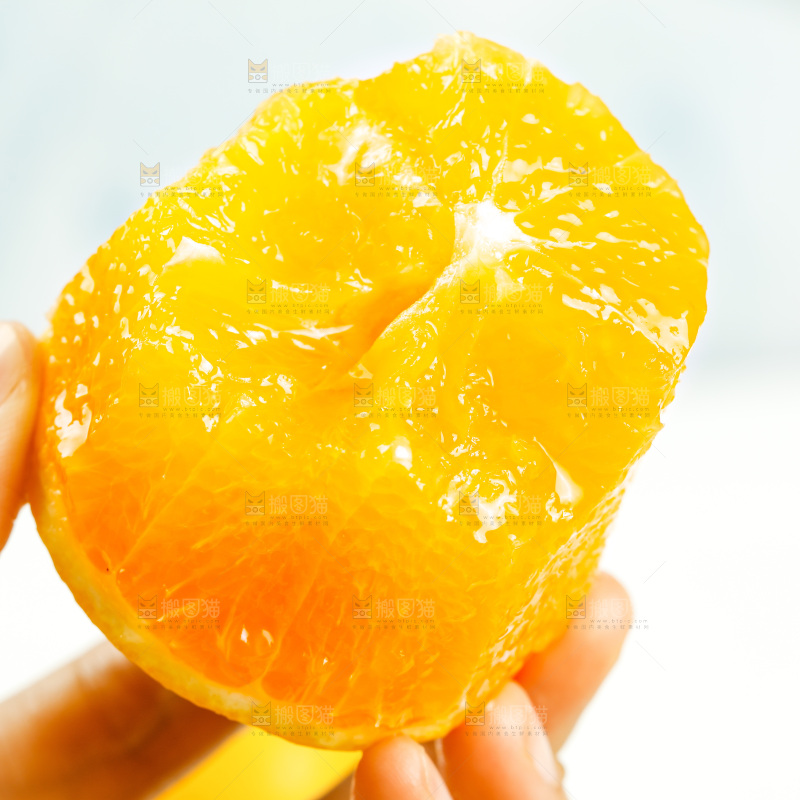 手里拿着爱媛果冻橙果肉