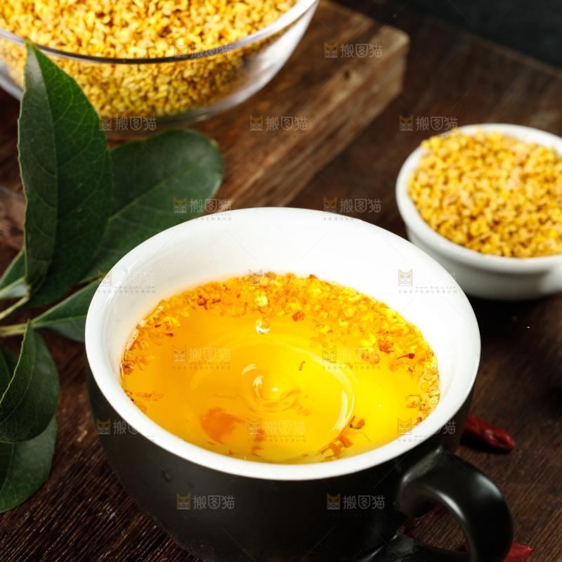 木底上摆放着一杯桂花茶