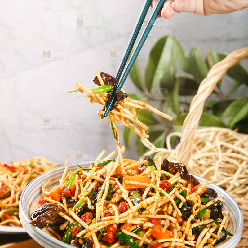 手里端着一盘凉拌折耳根