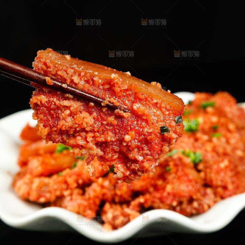 筷子上夹着蒸五花肉