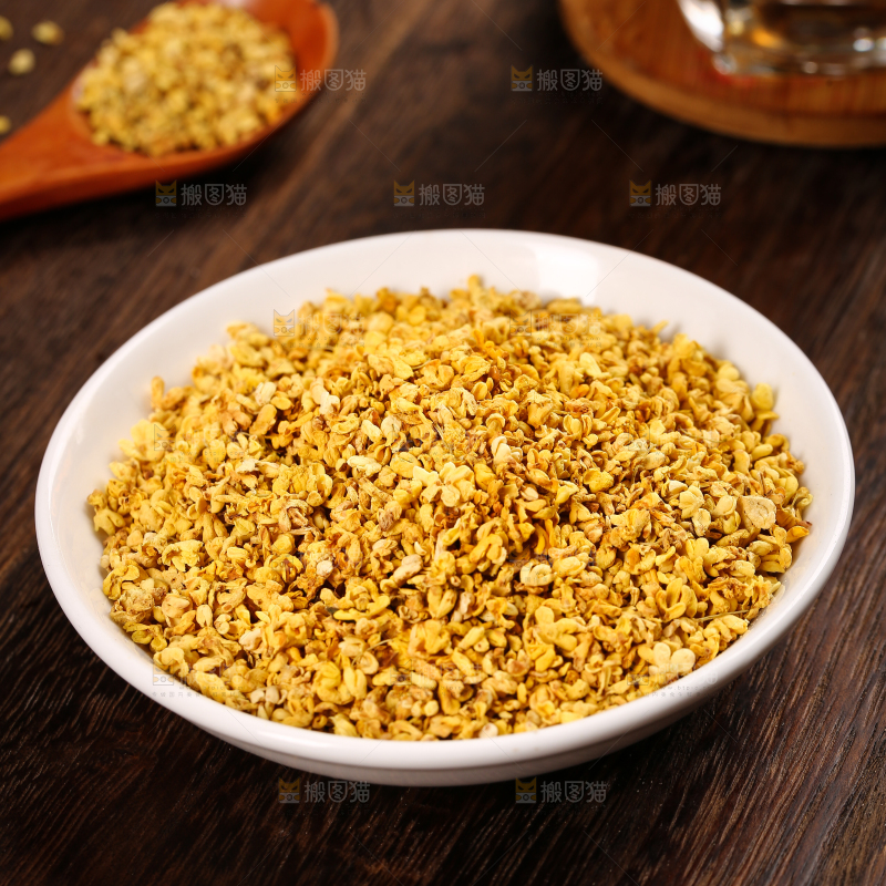 木底上摆放着一盘桂花茶