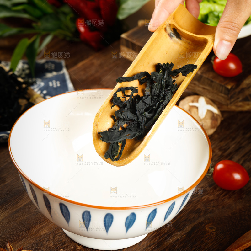 勺子上舀着海芥菜
